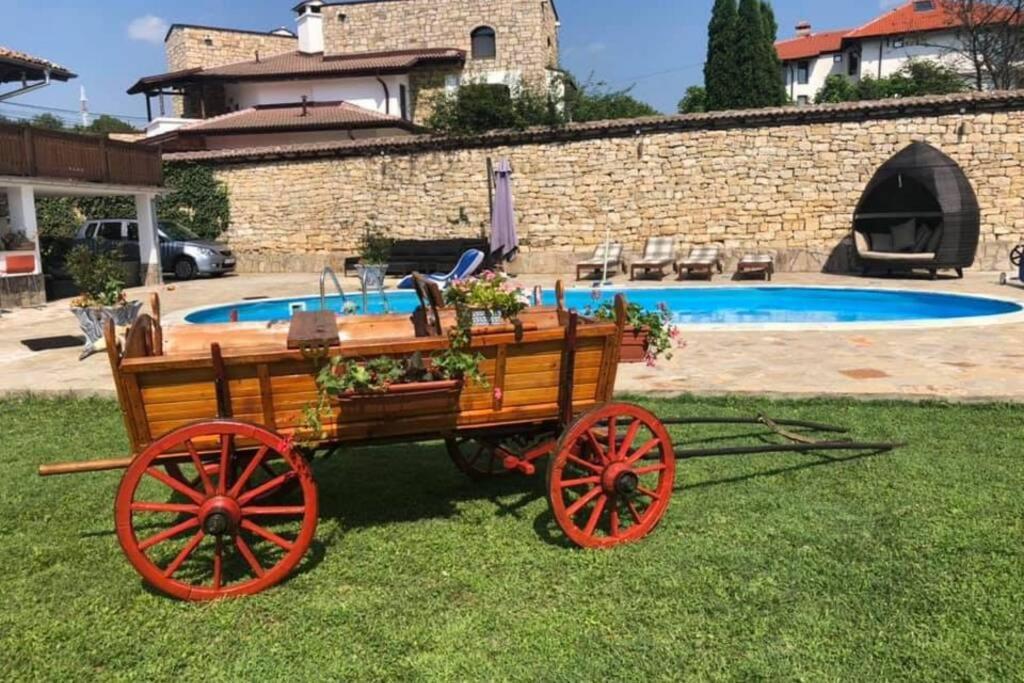 Angliiska Vila アルバナシ エクステリア 写真