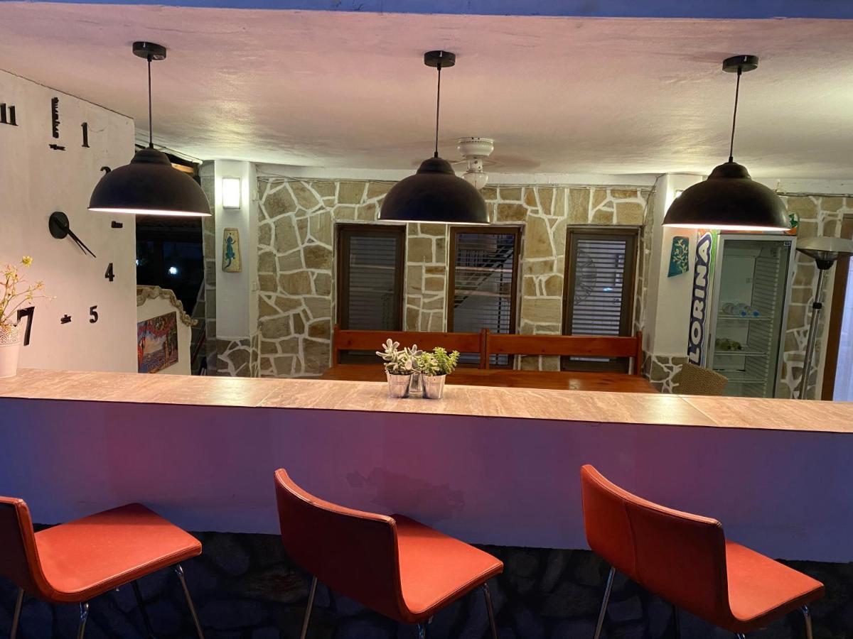 Angliiska Vila アルバナシ エクステリア 写真