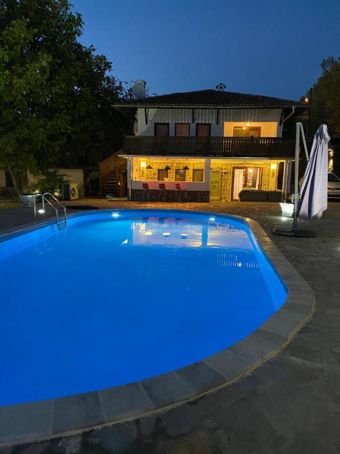 Angliiska Vila アルバナシ エクステリア 写真