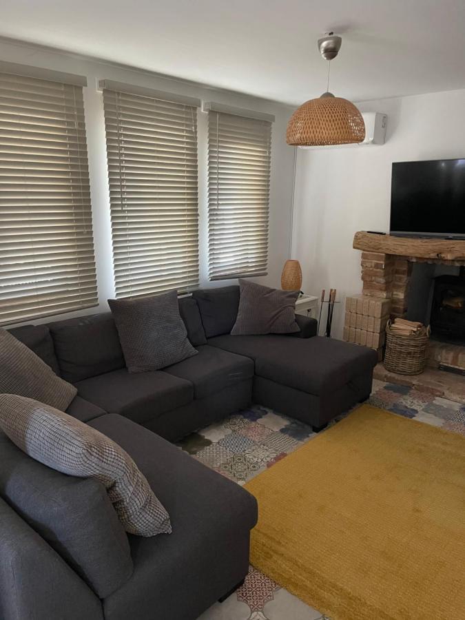 Angliiska Vila アルバナシ エクステリア 写真