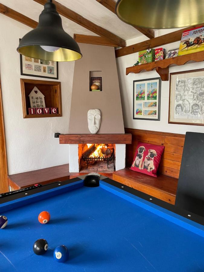 Angliiska Vila アルバナシ エクステリア 写真