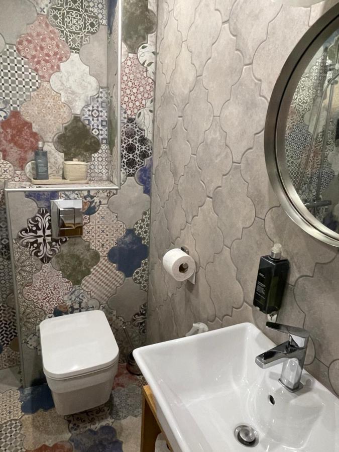 Angliiska Vila アルバナシ エクステリア 写真