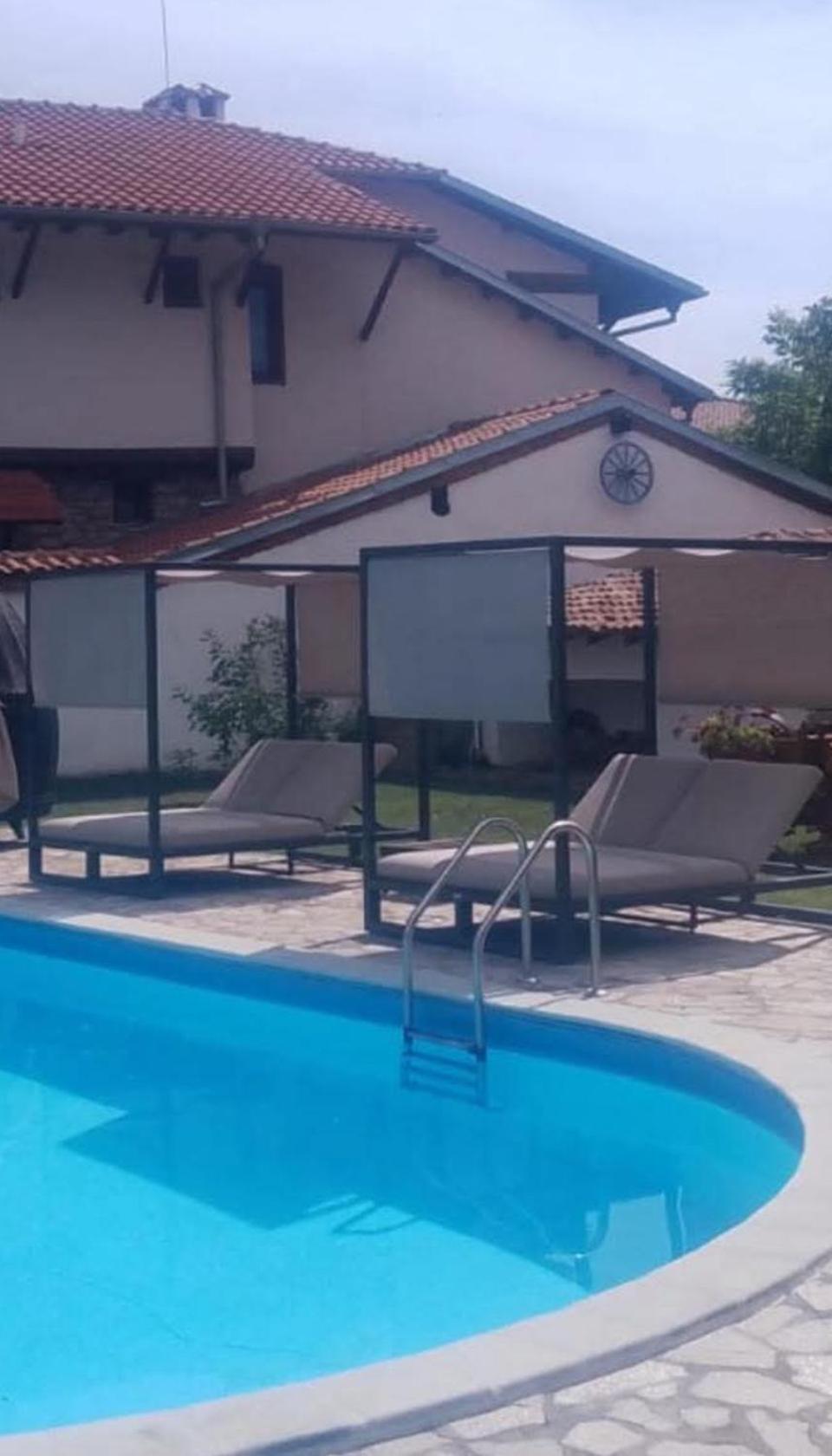 Angliiska Vila アルバナシ エクステリア 写真