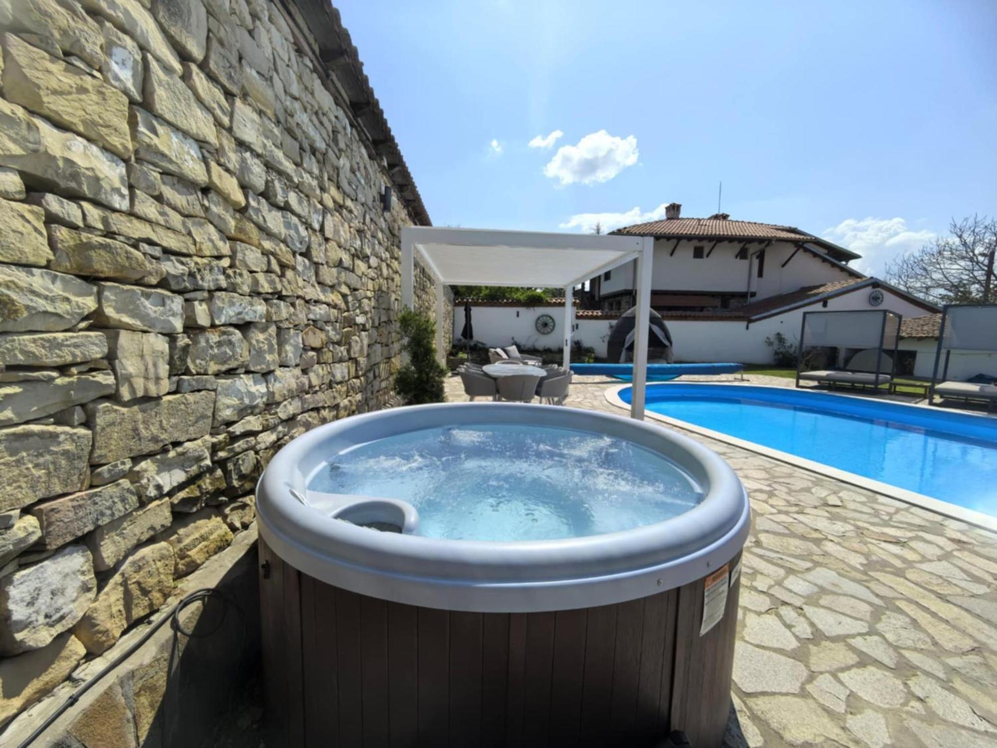 Angliiska Vila アルバナシ エクステリア 写真