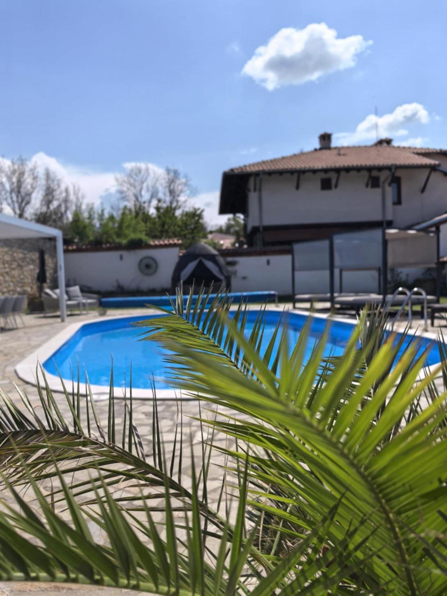 Angliiska Vila アルバナシ エクステリア 写真