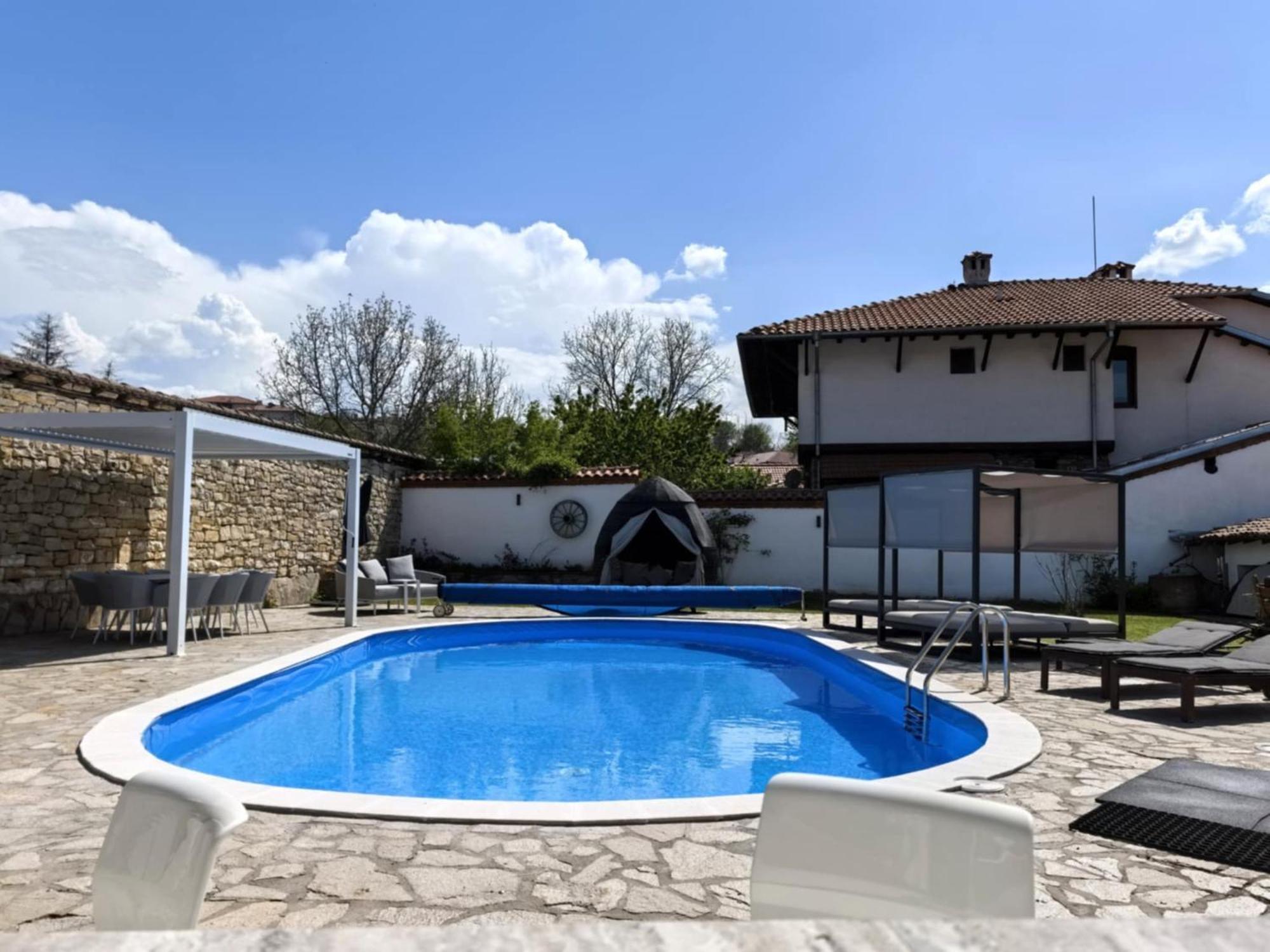 Angliiska Vila アルバナシ エクステリア 写真