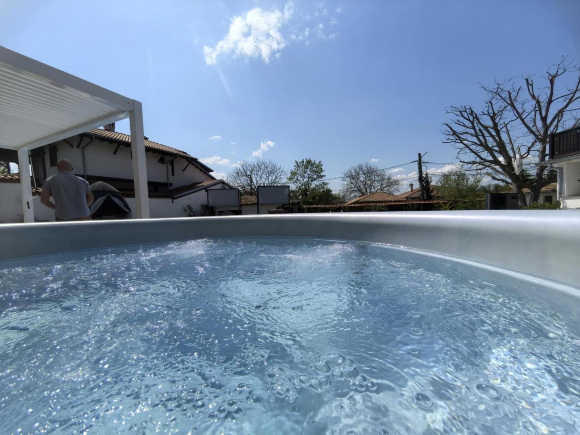 Angliiska Vila アルバナシ エクステリア 写真